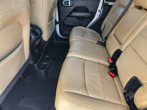 Used 2018 Jeep Wrangler Unlimited Sahara AWD/4WD image 19