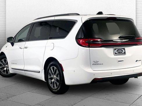 Used 2023 Chrysler Pacifica Pinnacle FWD image 11