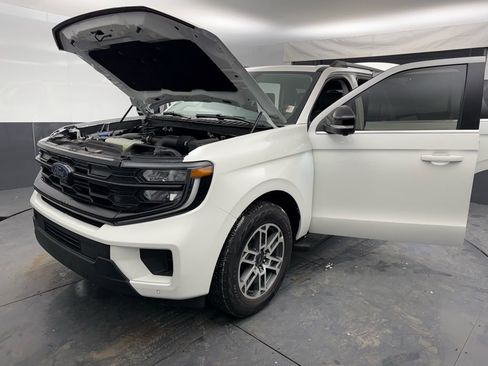 New 2026 Ford Expedition Active image 15