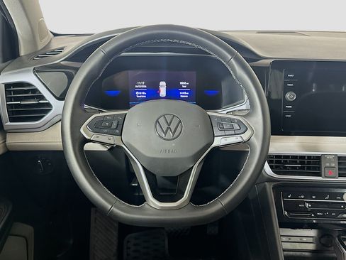 Used 2025 Volkswagen Taos SE FWD image 18