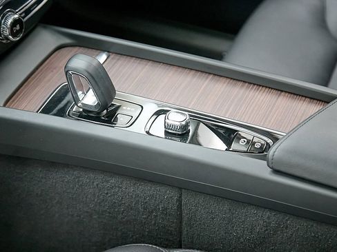 Certified 2023 Volvo XC60 B5 Plus w/ Protection Package Premier image 16