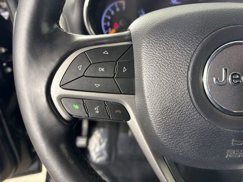 Used 2020 Jeep Grand Cherokee Laredo image 11