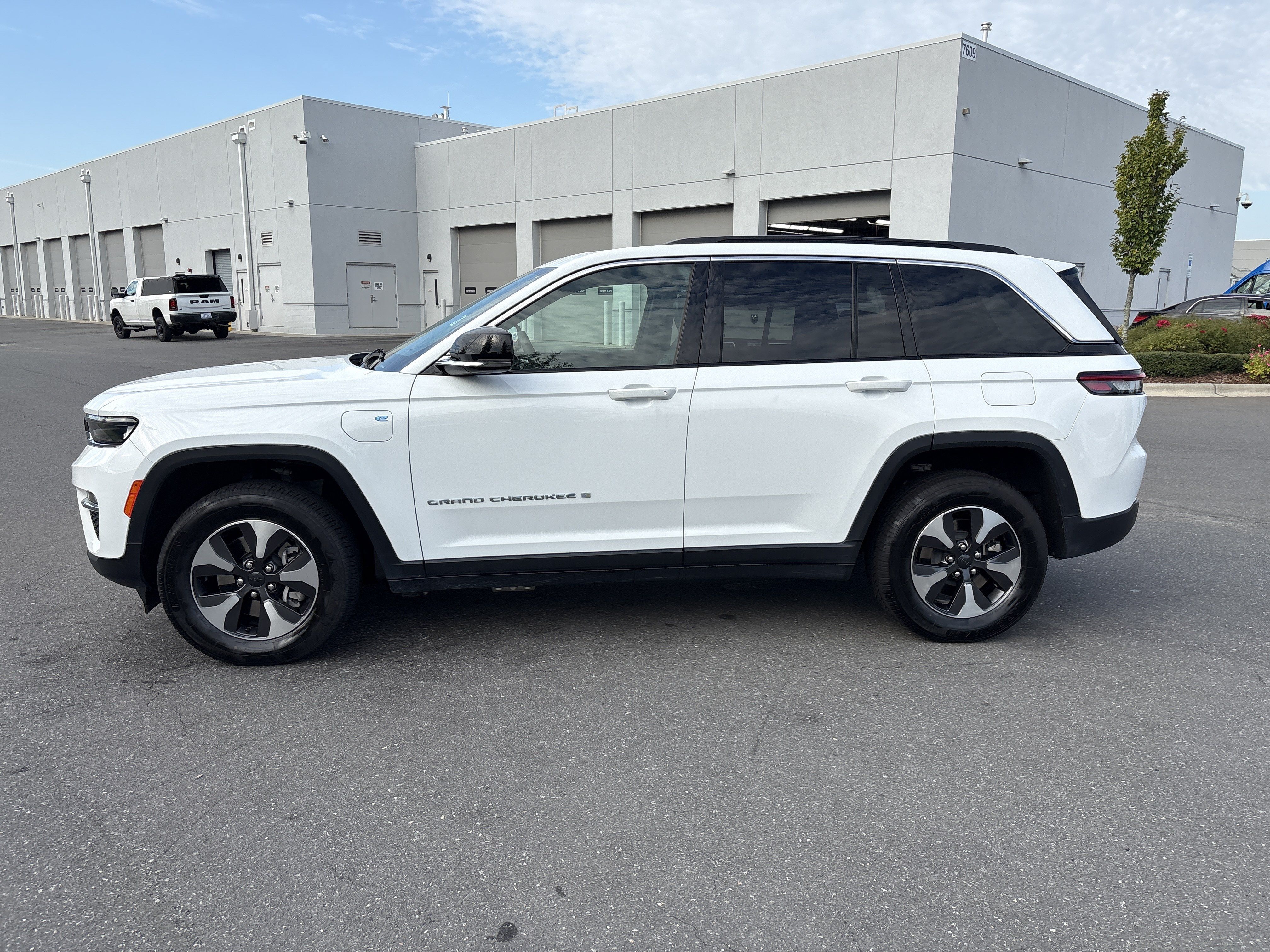 Used 2024 Jeep Grand Cherokee Limited 4xe AWD/4WD image 6
