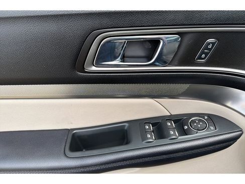 Used 2018 Ford Explorer XLT w/ Equipment Group 202A AWD/4WD image 13