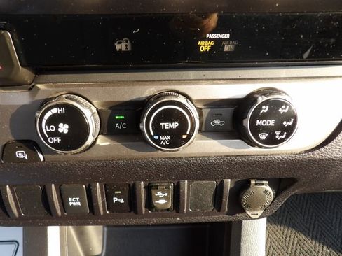 Used 2017 Toyota Tacoma TRD Sport image 19