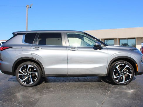 Used 2024 Mitsubishi Outlander SE Black Edition image 3