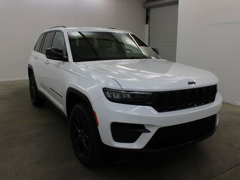 Used 2025 Jeep Grand Cherokee Altitude AWD/4WD image 6