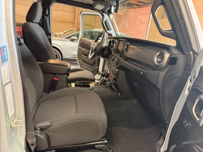 Used 2023 Jeep Wrangler Unlimited Rubicon 4xe w/ Cold Weather Group AWD/4WD image 33