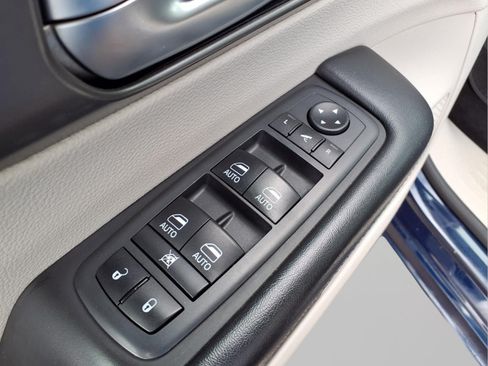 Used 2019 Chrysler Pacifica Limited w/ Tire & Wheel Group FWD image 14