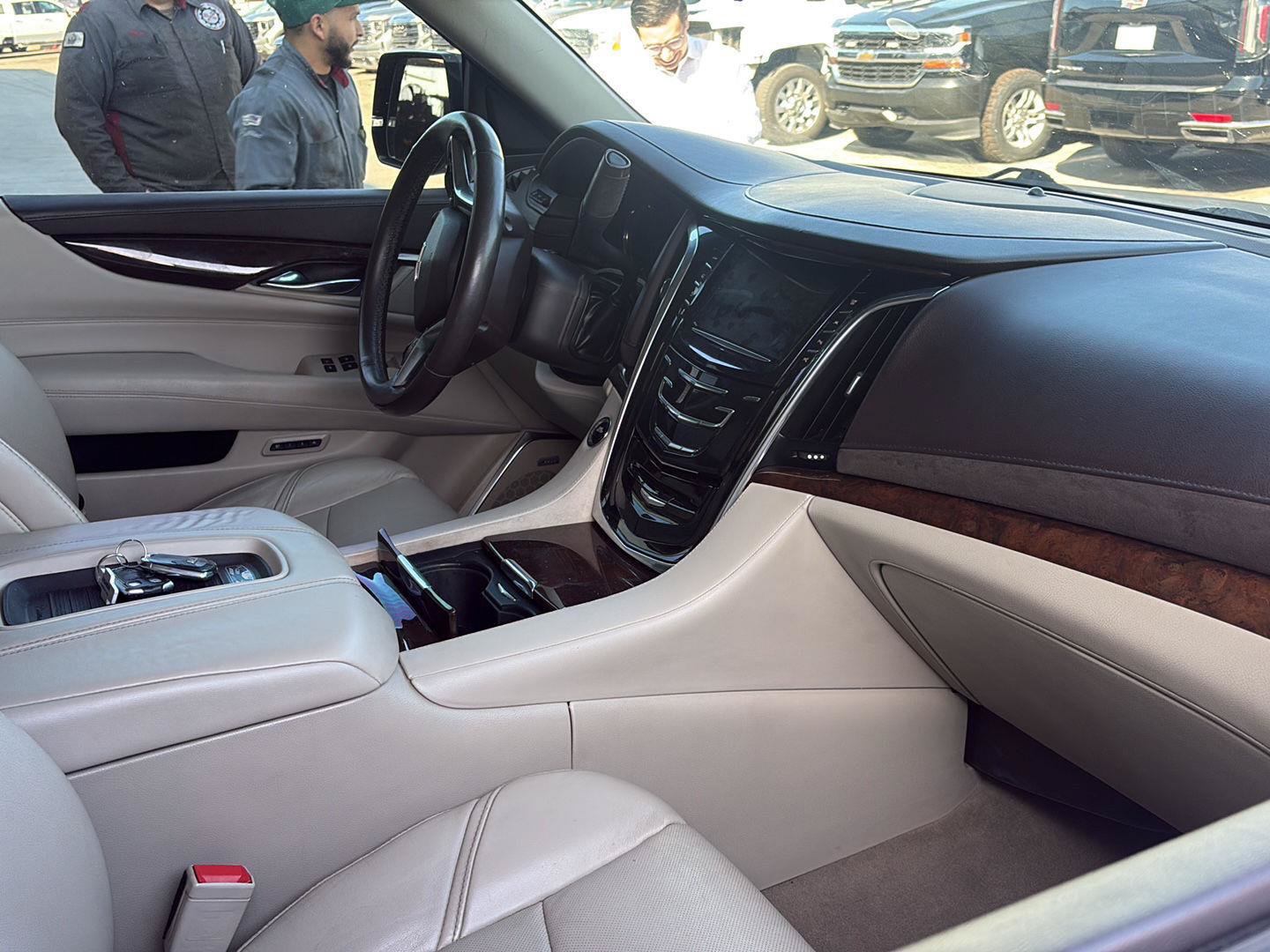 Used 2017 Cadillac Escalade ESV Luxury AWD/4WD image 2