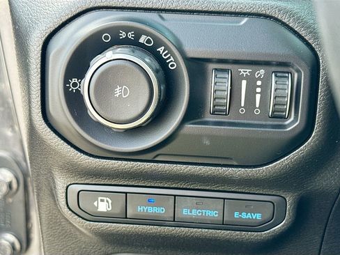 Used 2022 Jeep Wrangler Unlimited Sahara w/ Cold Weather Group AWD/4WD image 11