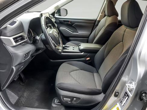 Used 2023 Toyota Highlander LE FWD image 8
