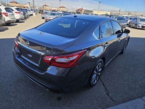 Used 2017 Nissan Altima 2.5 SL w/ Moonroof Package image 5