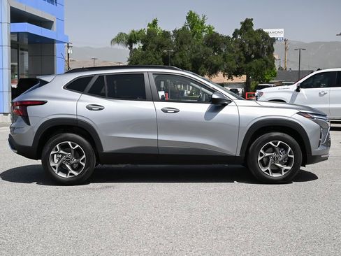 New 2026 Chevrolet Trax LT w/ LPO, Blackout Package image 3