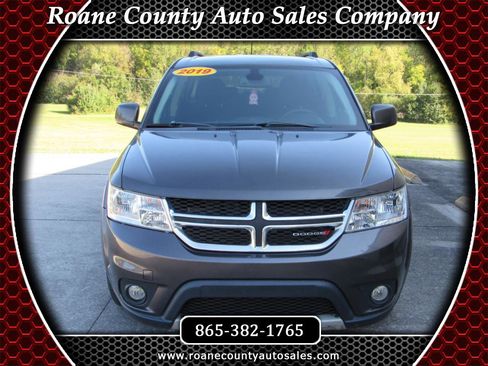 Used 2019 Dodge Journey SE image 1