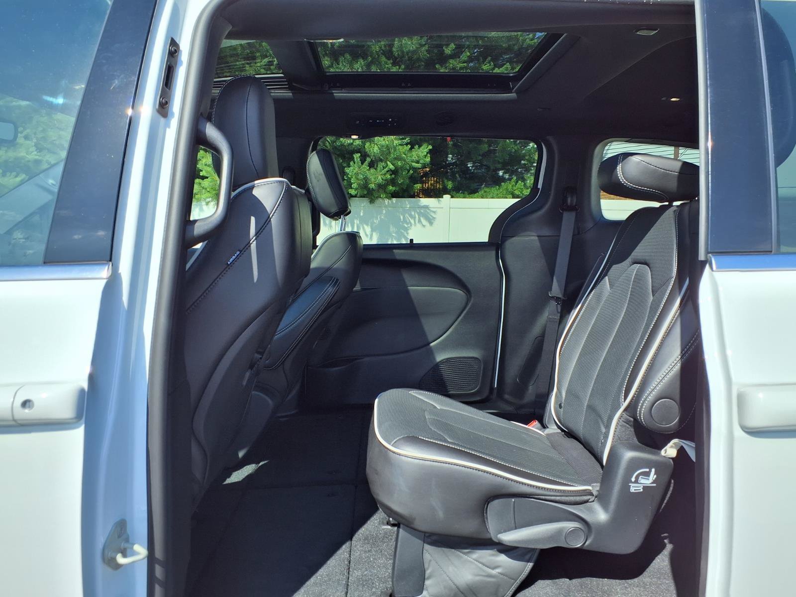 Used 2026 Chrysler Pacifica Limited FWD image 23