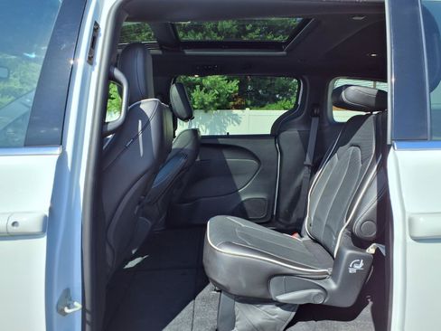 Used 2026 Chrysler Pacifica Limited FWD image 23