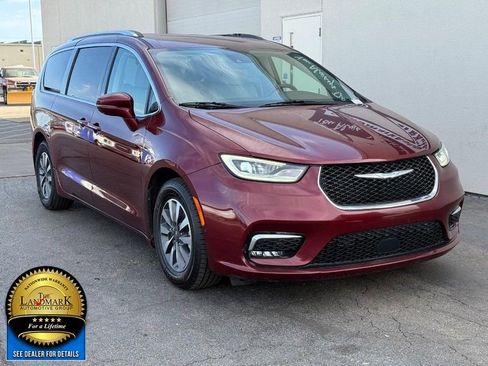 Used 2021 Chrysler Pacifica Touring-L image 2