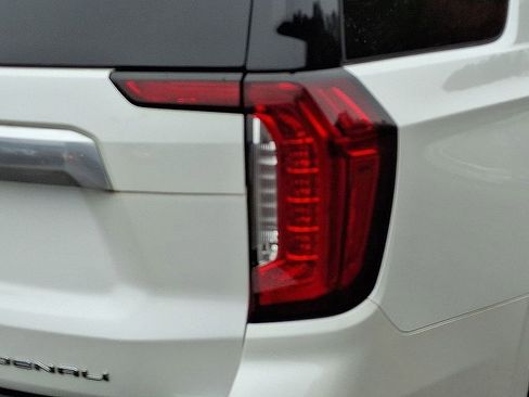 Used 2024 GMC Yukon Denali w/ Advanced Technology Package image 9