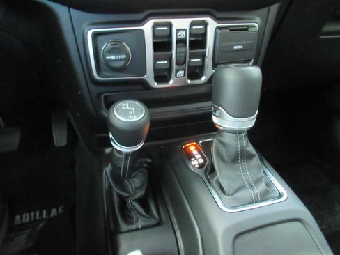 Used 2025 Jeep Wrangler Unlimited Sahara w/ Technology Group AWD/4WD image 24