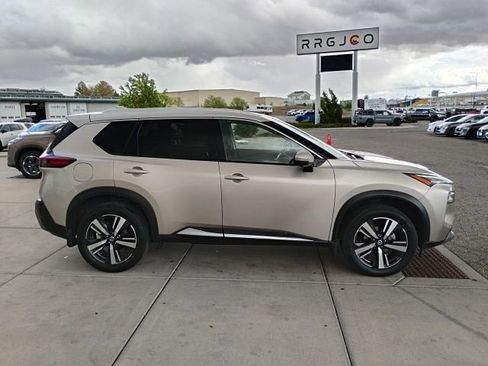 Used 2021 Nissan Rogue SL w/ Premium Package image 4