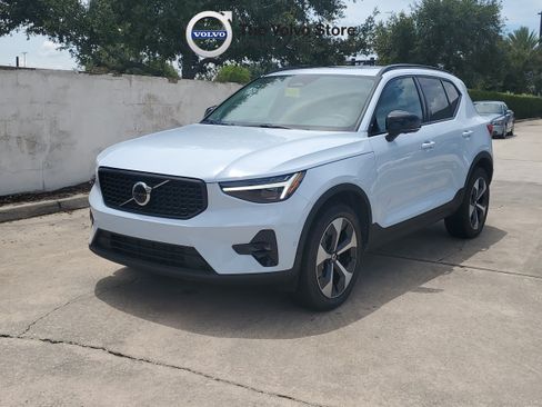 Certified 2026 Volvo XC40 B5 Plus AWD/4WD image 1