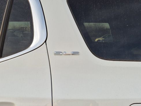 Used 2023 GMC Acadia SLE image 8