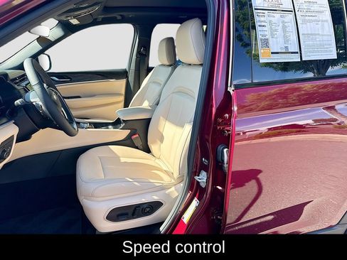 Used 2025 Jeep Grand Cherokee Limited AWD/4WD image 19