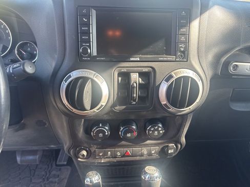 Used 2018 Jeep Wrangler Unlimited Sahara w/ Connectivity Group image 10