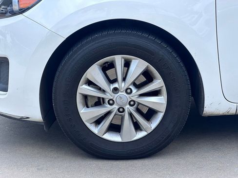 Used 2016 Kia Sedona LX w/ LX Convenience Package image 9