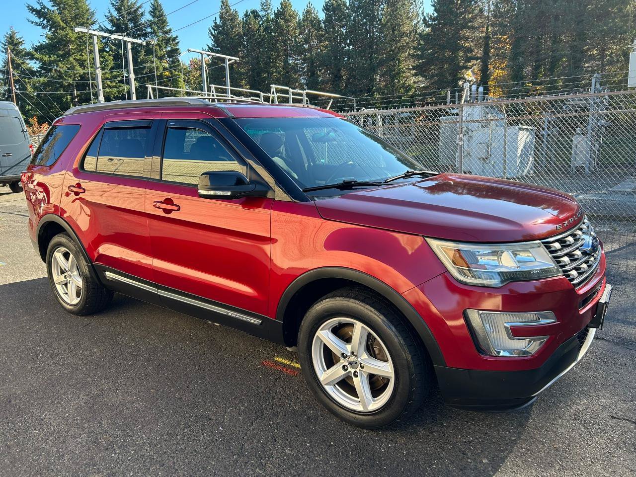 Used 2016 Ford Explorer XLT AWD/4WD image 3