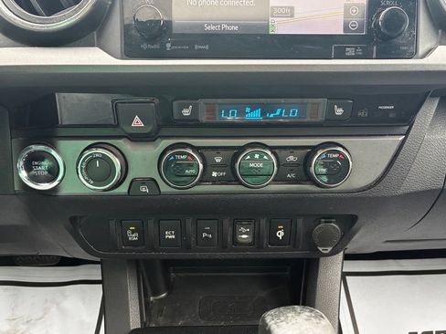 Used 2017 Toyota Tacoma SR5 AWD/4WD image 11