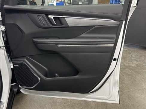 Used 2025 Buick Enclave Preferred image 17