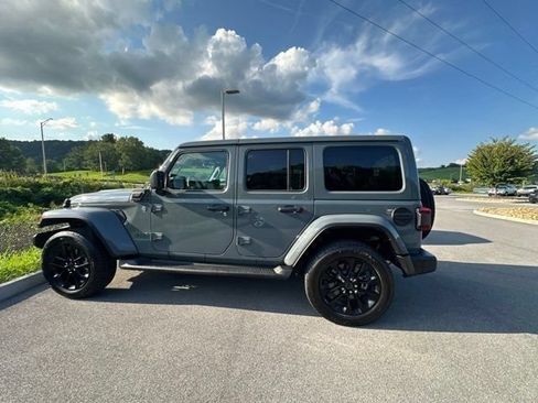 Used 2025 Jeep Wrangler Unlimited Sahara AWD/4WD image 28