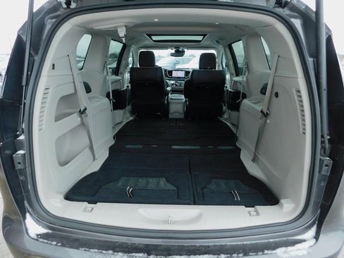 Used 2023 Chrysler Pacifica Limited image 12