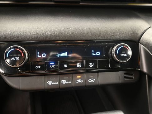 Certified 2025 Hyundai Elantra Sport image 17