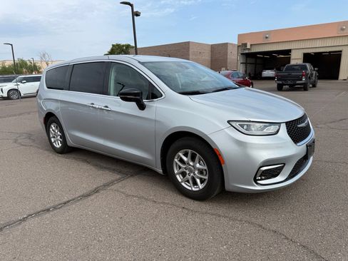 Used 2024 Chrysler Pacifica Touring-L FWD image 3