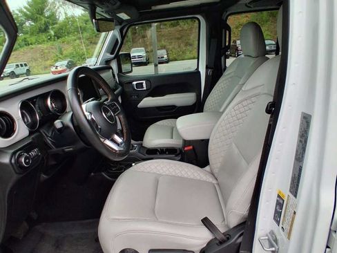Used 2022 Jeep Wrangler Unlimited Sahara AWD/4WD image 10