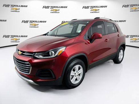 Used 2022 Chevrolet Trax LT w/ LT Convenience Package AWD/4WD image 3
