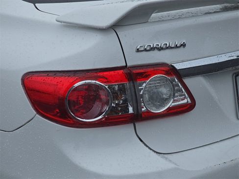 Used 2013 Toyota Corolla S image 32