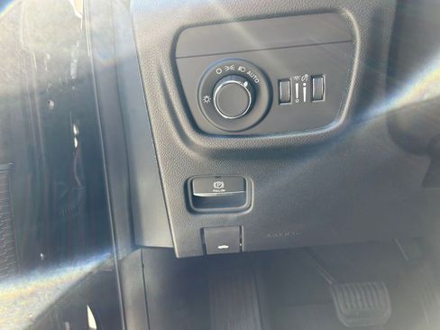 Used 2025 Jeep Grand Cherokee Laredo AWD/4WD image 13