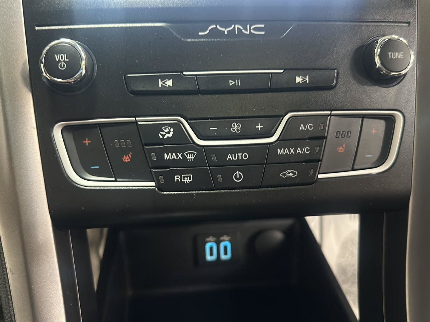 Used 2020 Ford Fusion SE AWD/4WD image 24