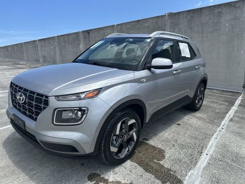 Used 2025 Hyundai Venue SEL FWD image 14