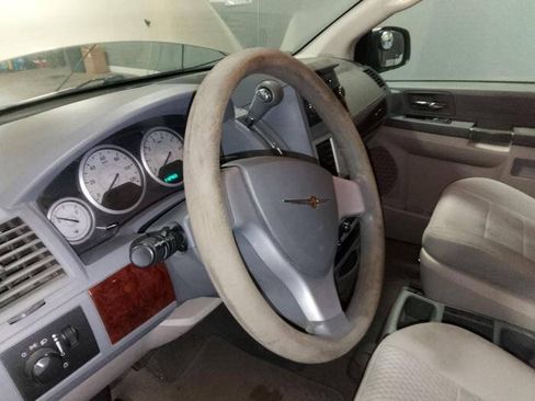 Used 2009 Chrysler Town & Country LX FWD image 32