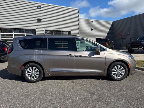 Used 2017 Chrysler Pacifica Touring-L image 2