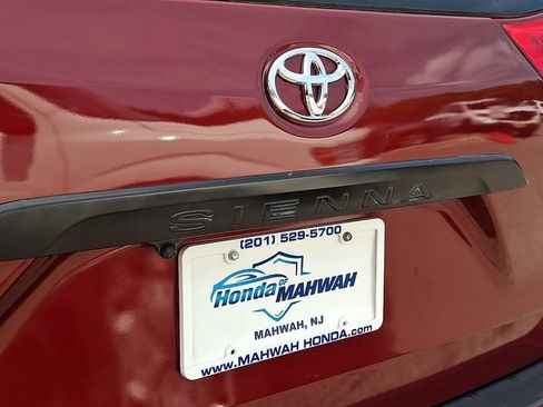 Used 2011 Toyota Sienna w/ Towing Pkg FWD image 29