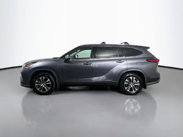 Used 2021 Toyota Highlander XLE FWD image 6