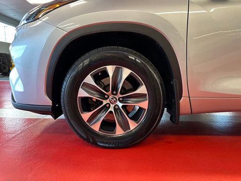Used 2023 Toyota Highlander XLE AWD/4WD image 27