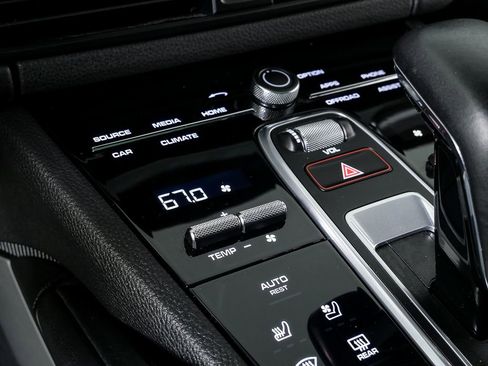 Used 2022 Porsche Cayenne image 18