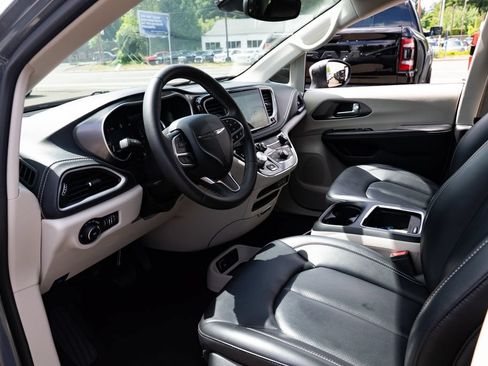 Used 2023 Chrysler Pacifica Touring-L FWD image 18